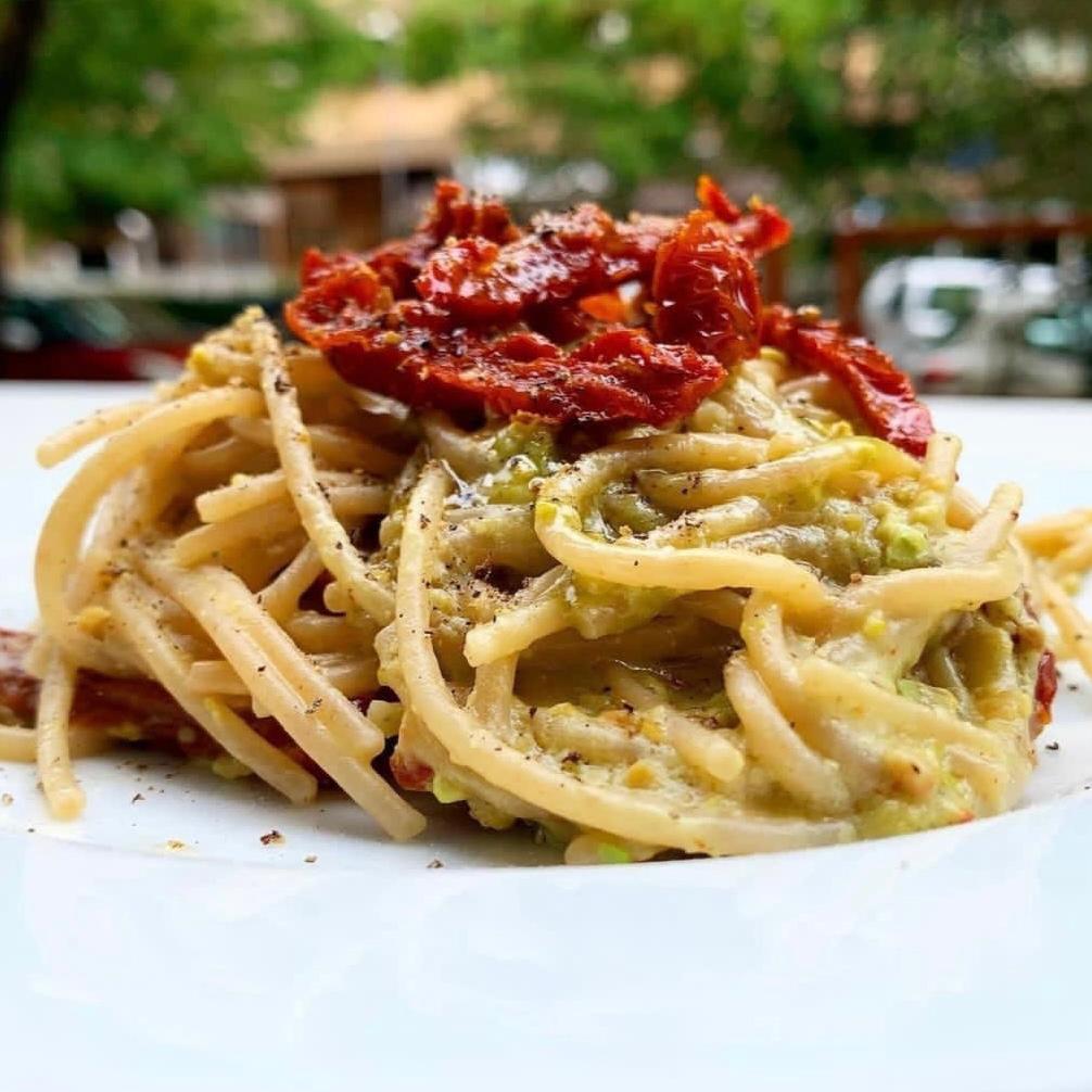 spaghetti tumminia pistacchi pomodoro secco