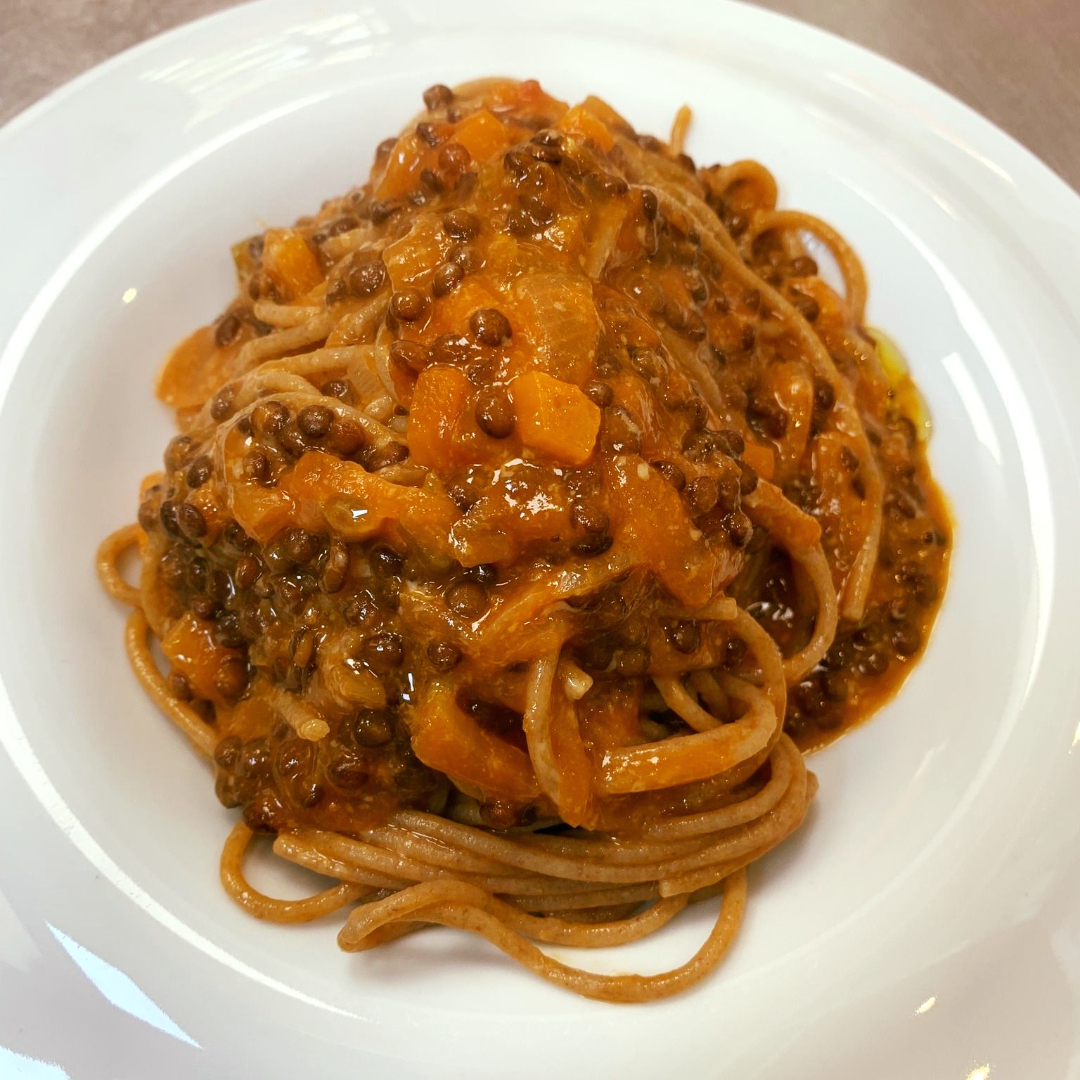 spaghetti ragu lenticchie nere 