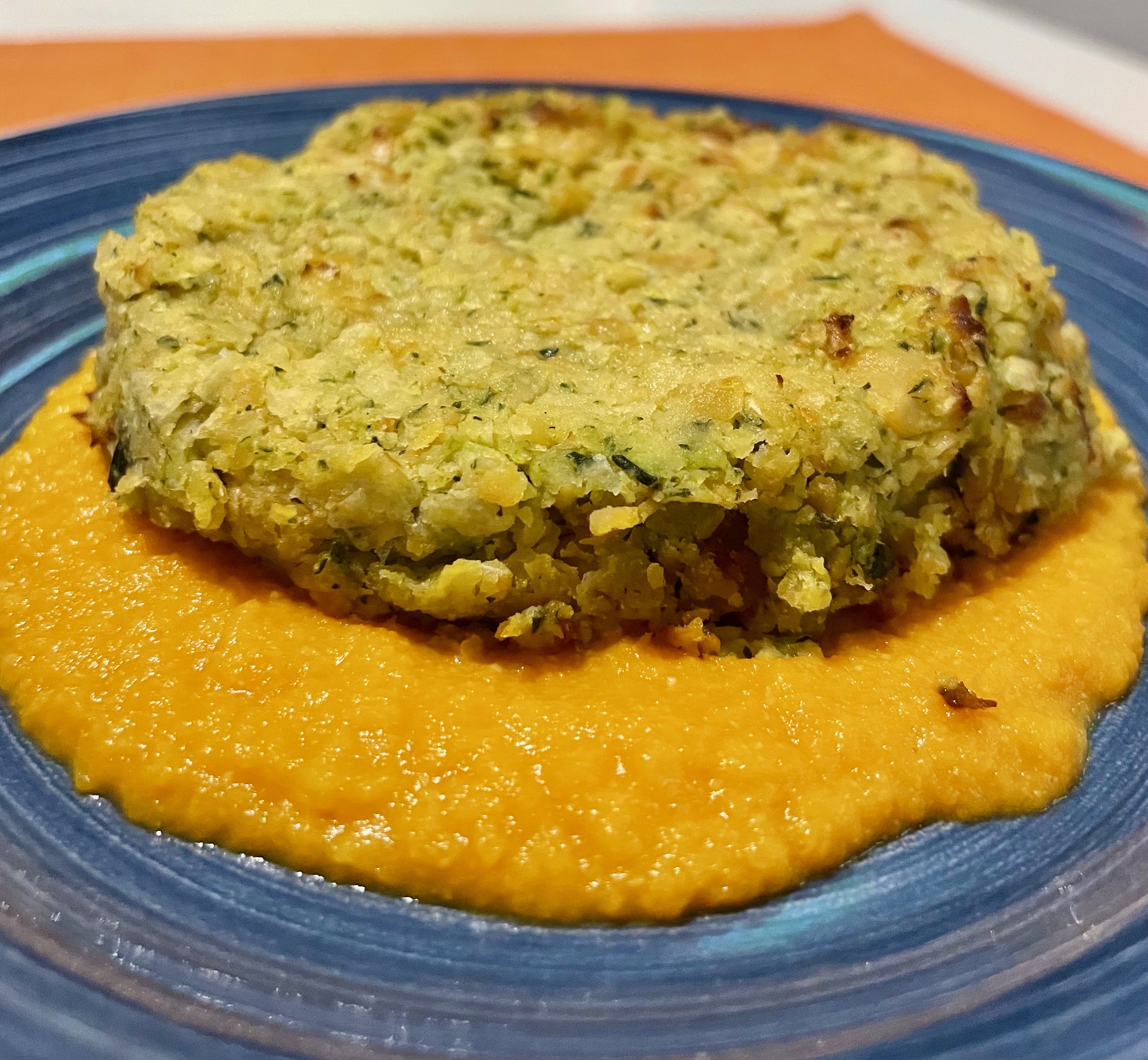 burger zucchine ceci con mousse carote